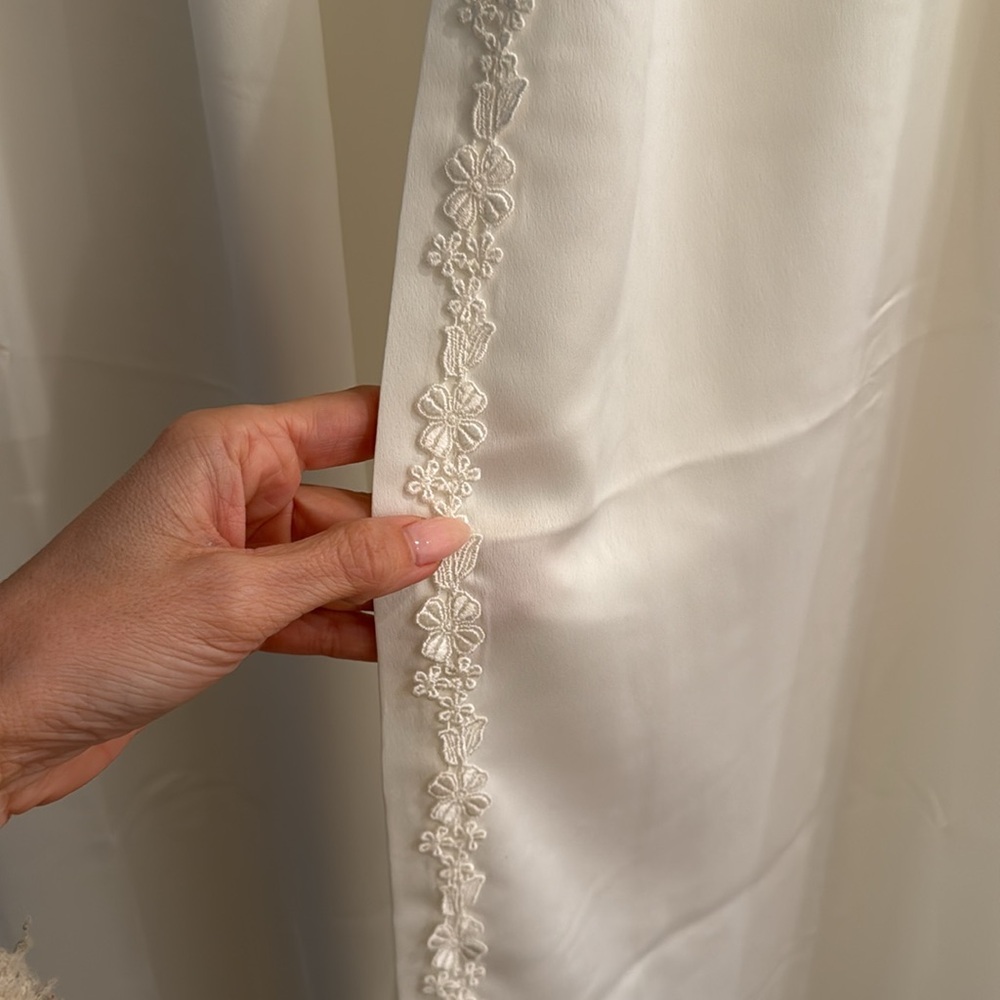 Flora Nikrooz Showstopper Charmeuse Robe - Picture 8 of 9
